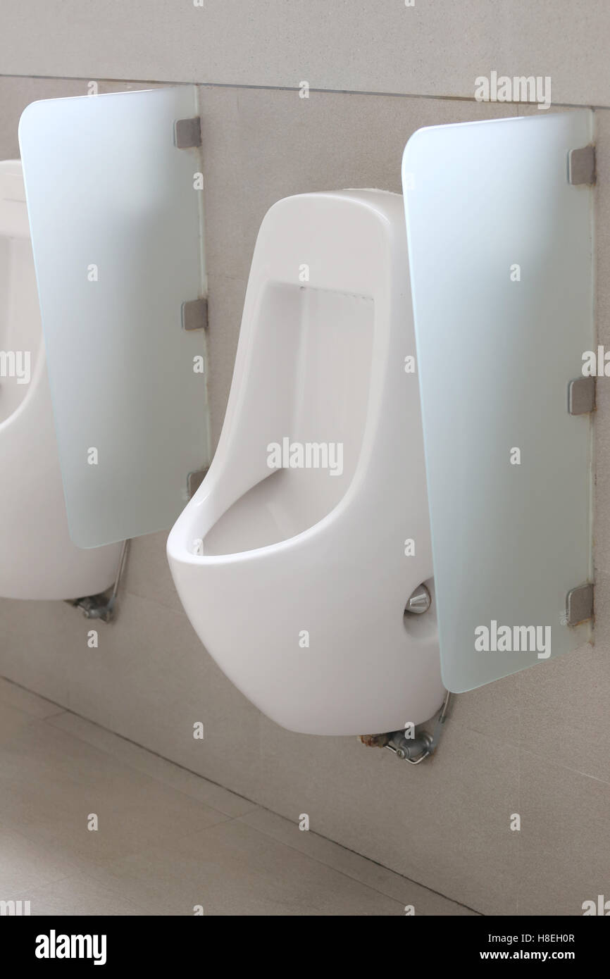 Moderne Urinal in Männer Bad, weiße Keramik Urinale für Männer im WC-Raum  Stockfotografie - Alamy