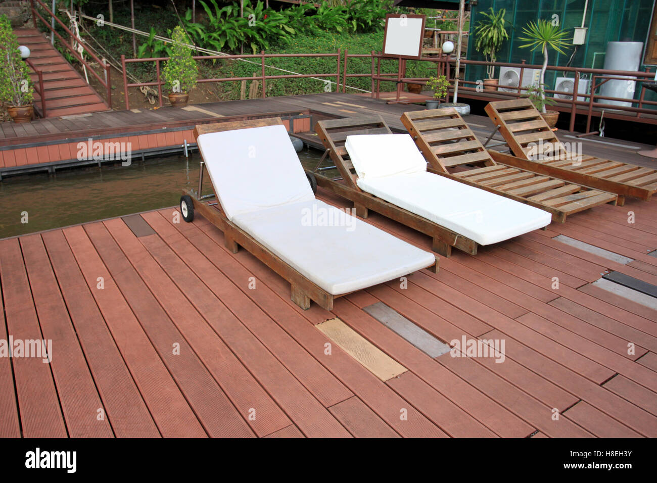 ein Sonnendeck auf Holzboden von schwimmenden Floß am River Kwai Noi Resort zum Entspannen Urlaub in Kanchanaburi Provinz in Thailand. Stockfoto