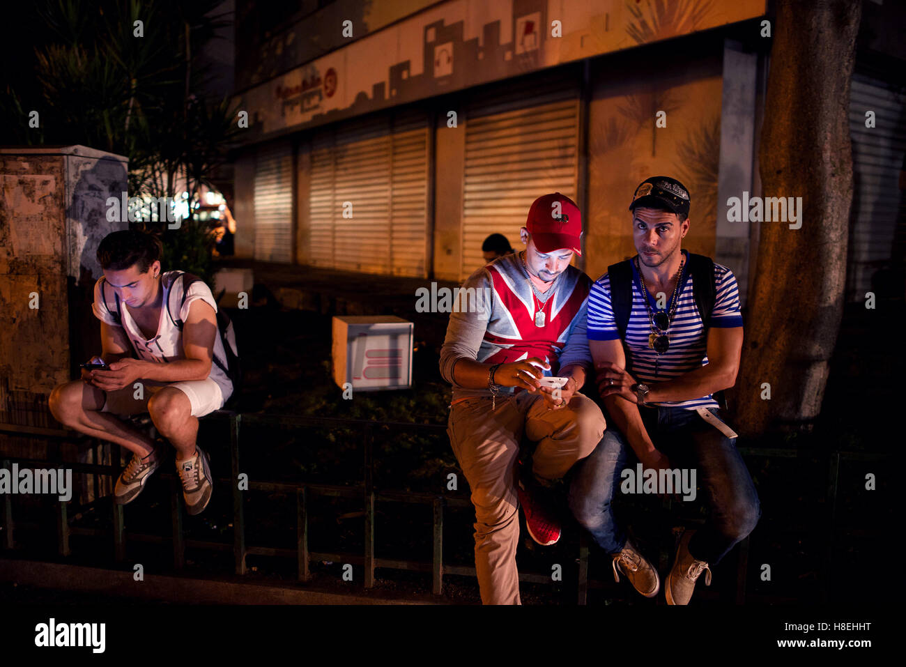 Menschen mit Smartphones in den Straßen von La Havanna - Kuba Stockfoto