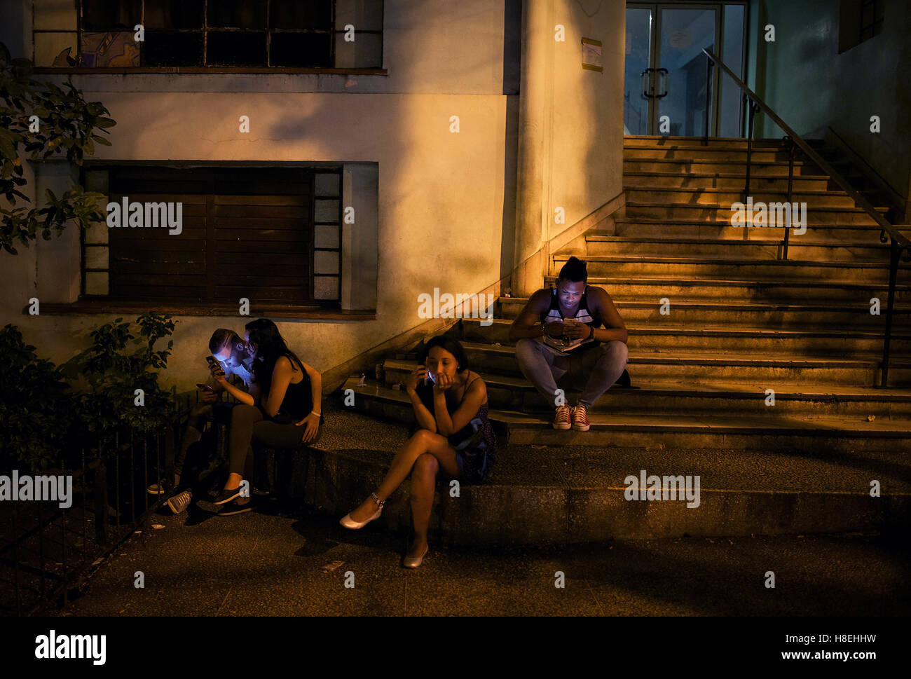 Menschen mit Smartphones in den Straßen von La Havanna - Kuba Stockfoto