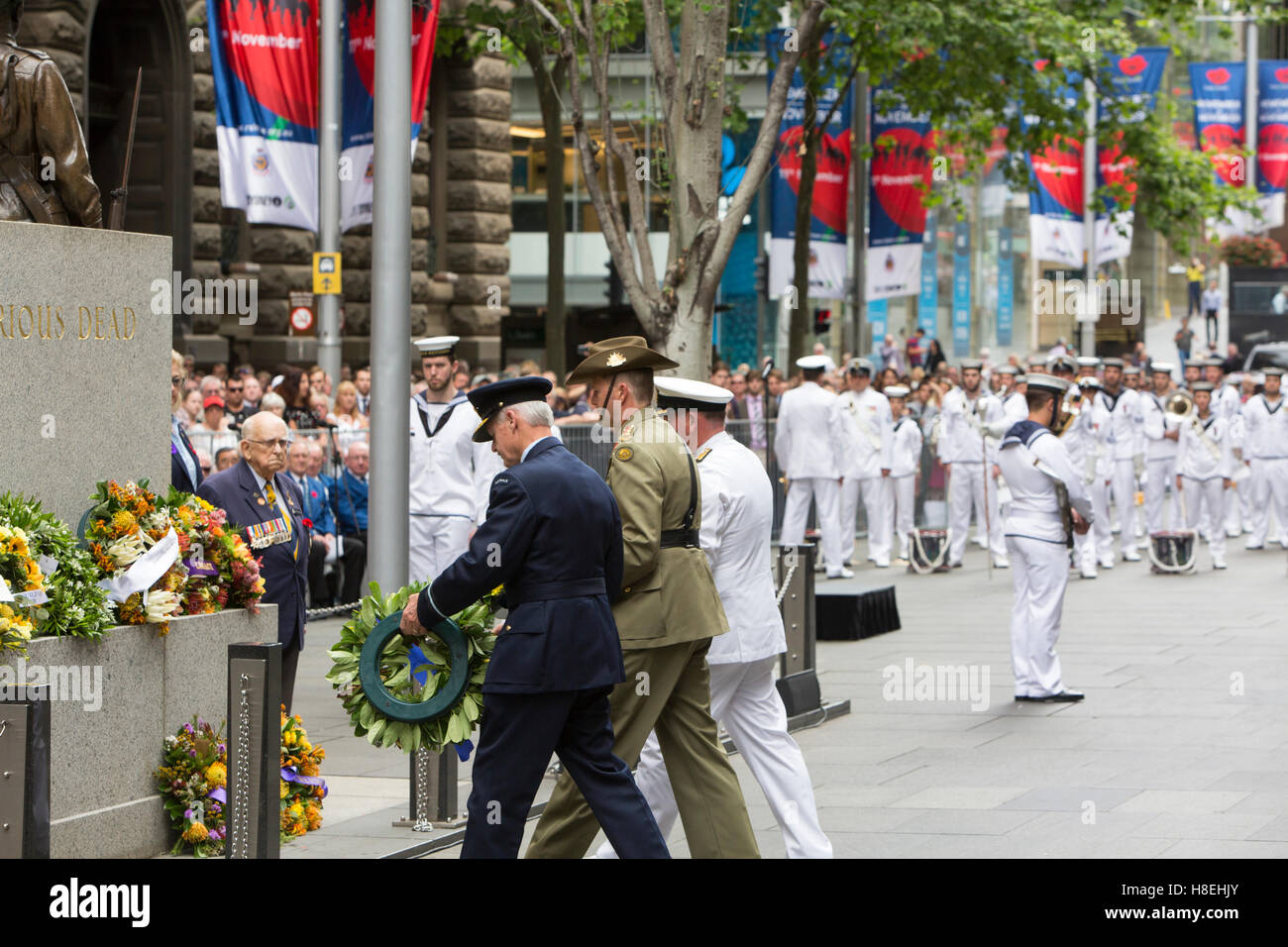 Australische militärische Offiziere legen einen Kranz am Ehrenmal in Martin Place am Remembrance Day November 2016, Sydney Stockfoto