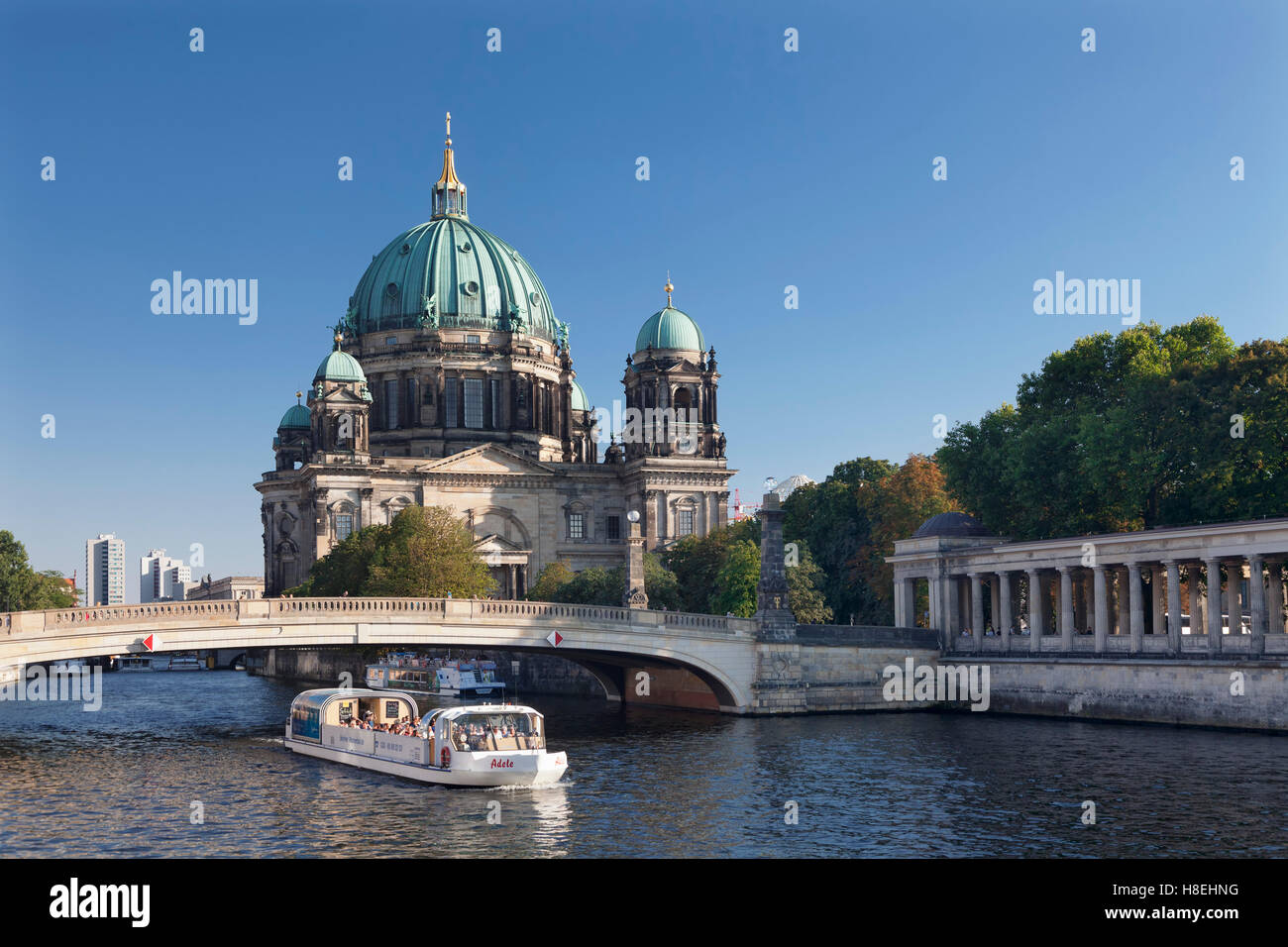 Ausflugsschiff auf der Spree entlang, Berliner Dom (Berliner Dom), Spree entlang, Museumsinsel, UNESCO, Mitte, Berlin Stockfoto