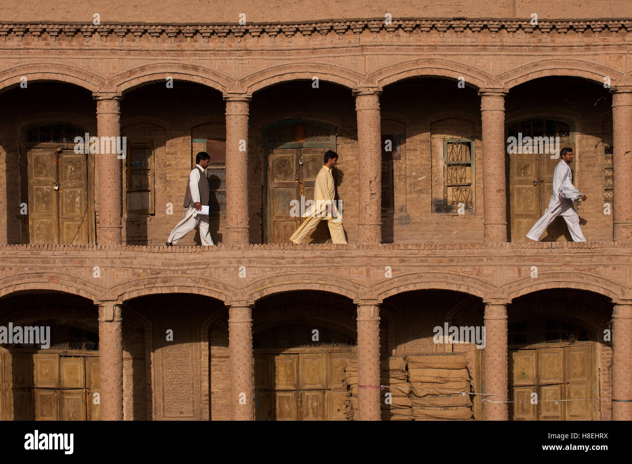 Männer, die zu Fuß durch den alten Markt in Herat, Afghanistan, Asien Stockfoto