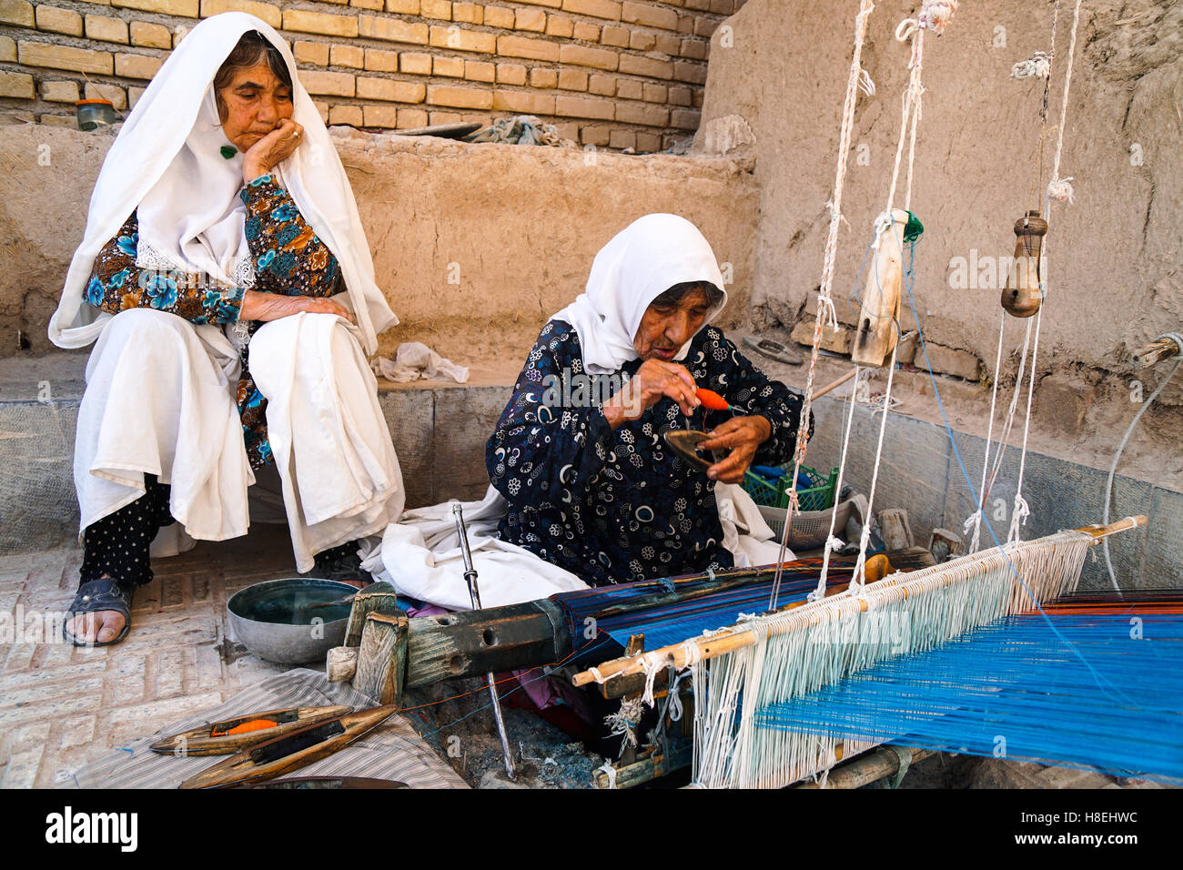 Alte Frauen beim Weben Textilien, Varzaneh, Iran, Naher Osten Stockfoto