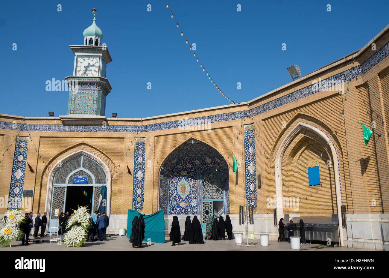 Getrennte männliche und weibliche Eingänge für Gedenkgottesdienst in Hazrat-e Masumeh (Heiligtum), Qom, Iran, Naher Osten Stockfoto