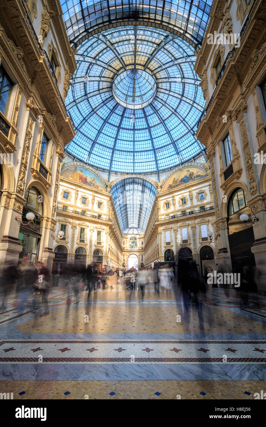 Die Einkaufspassagen und die gläserne Kuppel des historischen Galleria Vittorio Emanuele II, Mailand, Lombardei, Italien, Europa Stockfoto