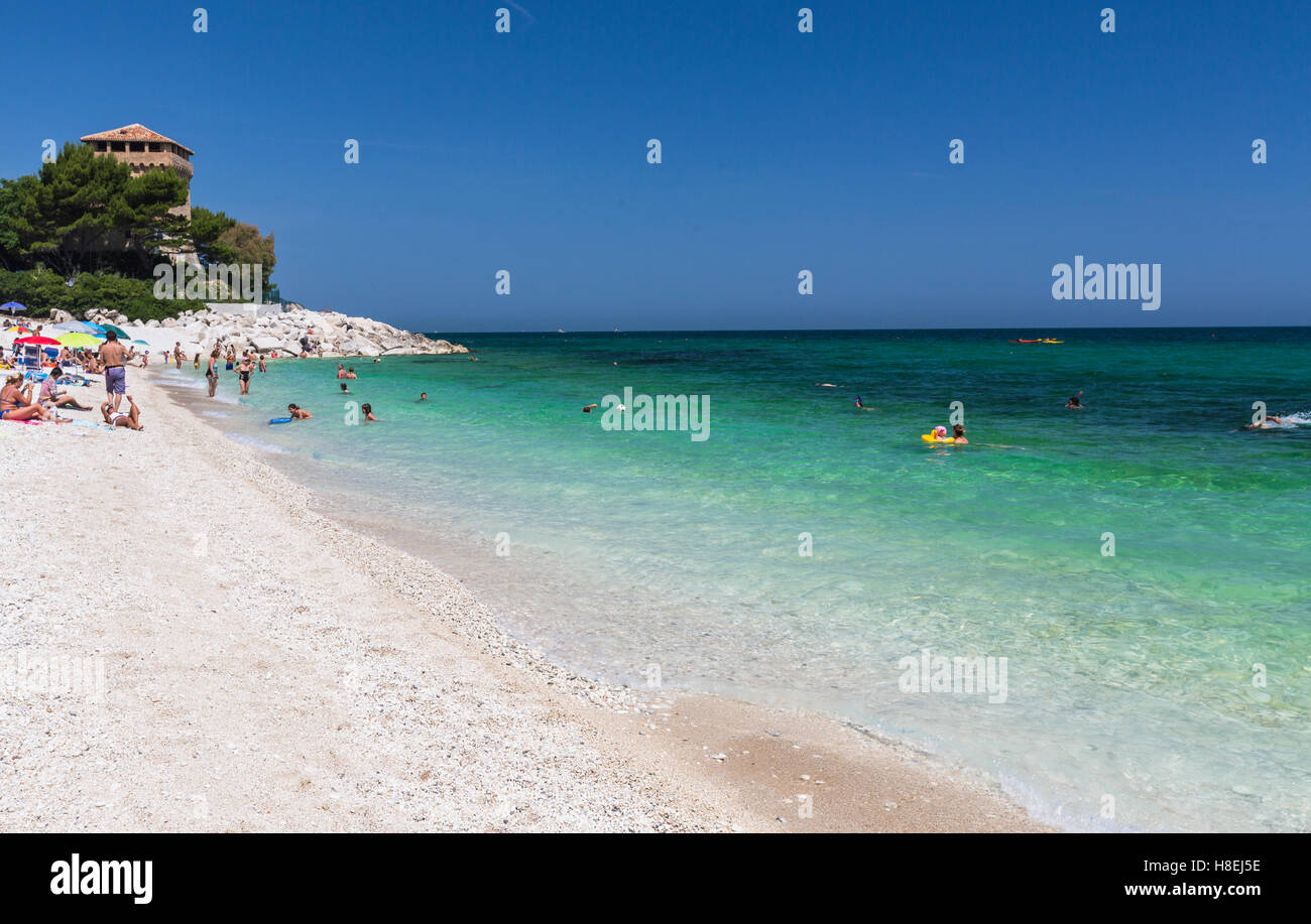 Touristen am Strand eingerahmt von dem türkisblauen Meer, Provinz Ancona, Conero Riviera, Marche, Italien, Europa Stockfoto