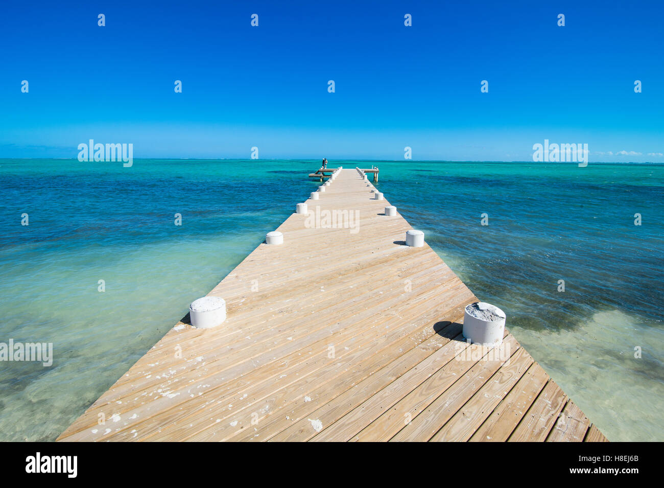 Lange Holzmole in das türkisfarbene Wasser des Providenciales, Turks- und Caicosinseln, Karibik, Mittelamerika Stockfoto