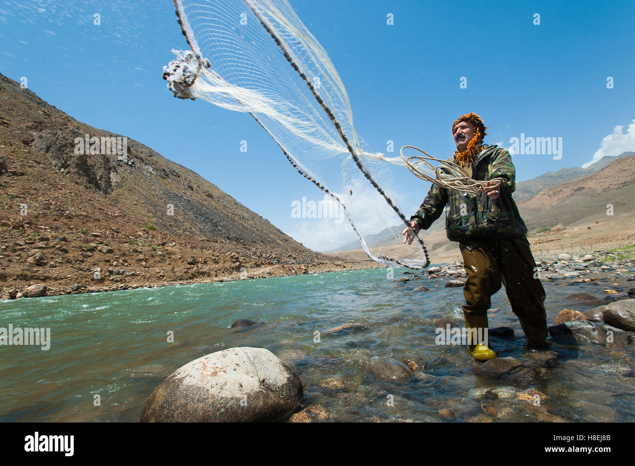 Ein Mann aus dem Panschir-Tal fischt mit einem Wurf-Net, Afghanistan, Asien Stockfoto