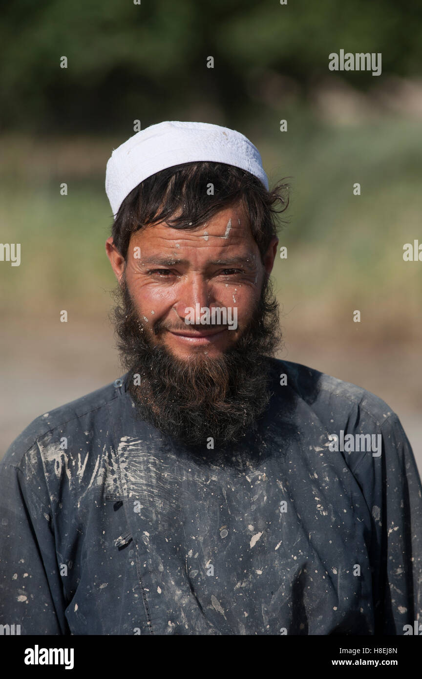 Afghani Bauer aus Provinz Herat nimmt sich eine Auszeit von der Arbeit in den Reisfeldern zu Lächeln für die Kamera, Afghanistan, Asien Stockfoto