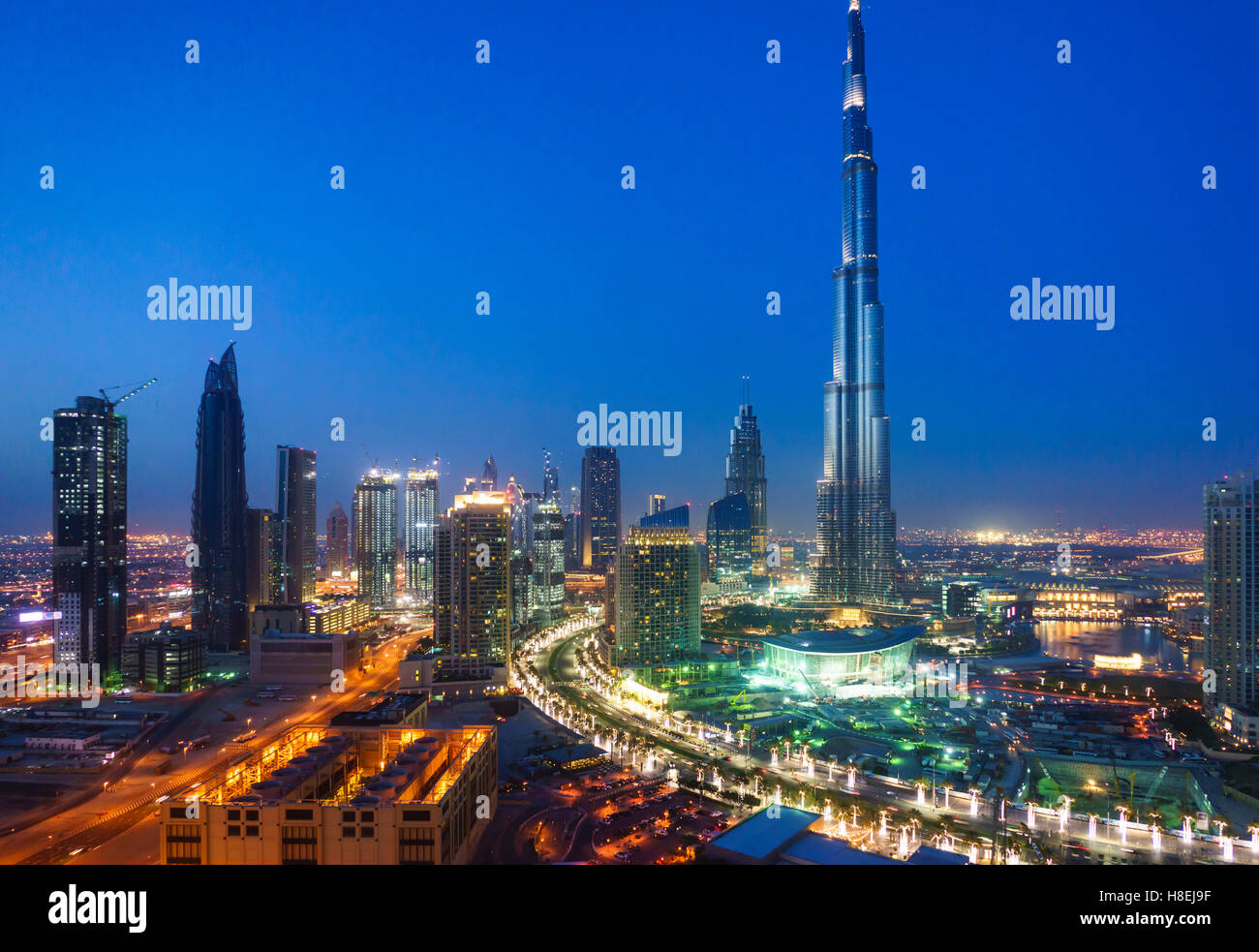Burj Khalifa und Downtown Dubai bei Nacht, Dubai, Vereinigte Arabische Emirate, Naher Osten Stockfoto