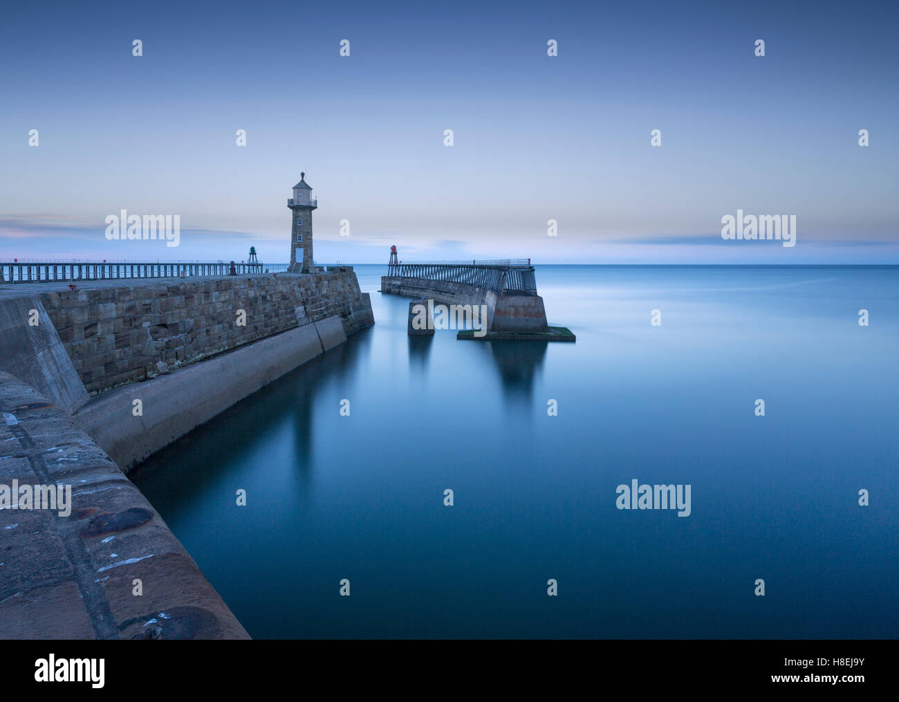 Whitby Piers und Leuchttürme, kurz nach Sonnenuntergang, Whitby, North Yorkshire, England, Vereinigtes Königreich, Europa Stockfoto