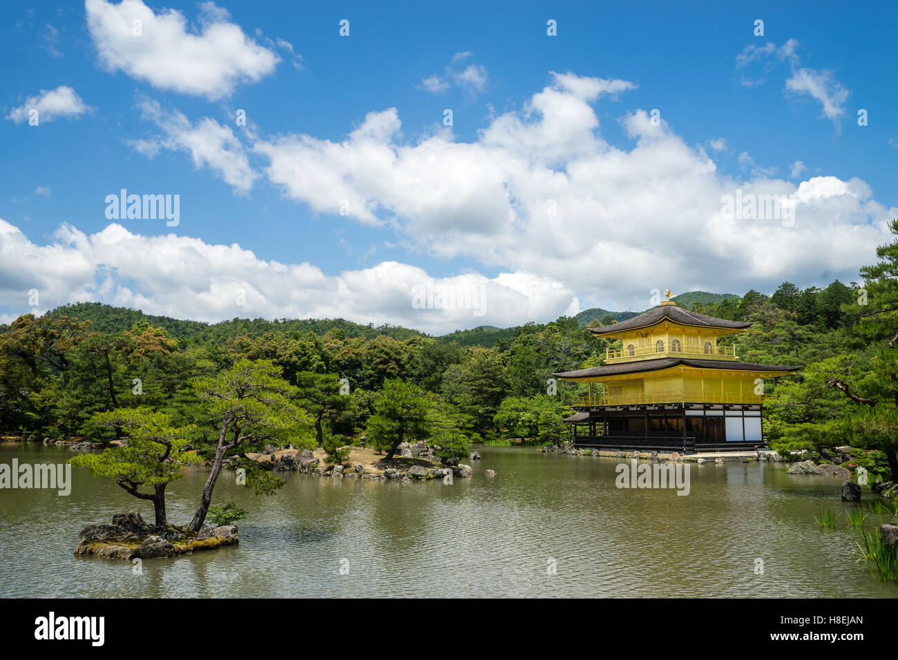 Einem friedlichen See vor dem Goldenen Pavillon Kinkaku-Ji in Kyoto, Japan, Asien Stockfoto