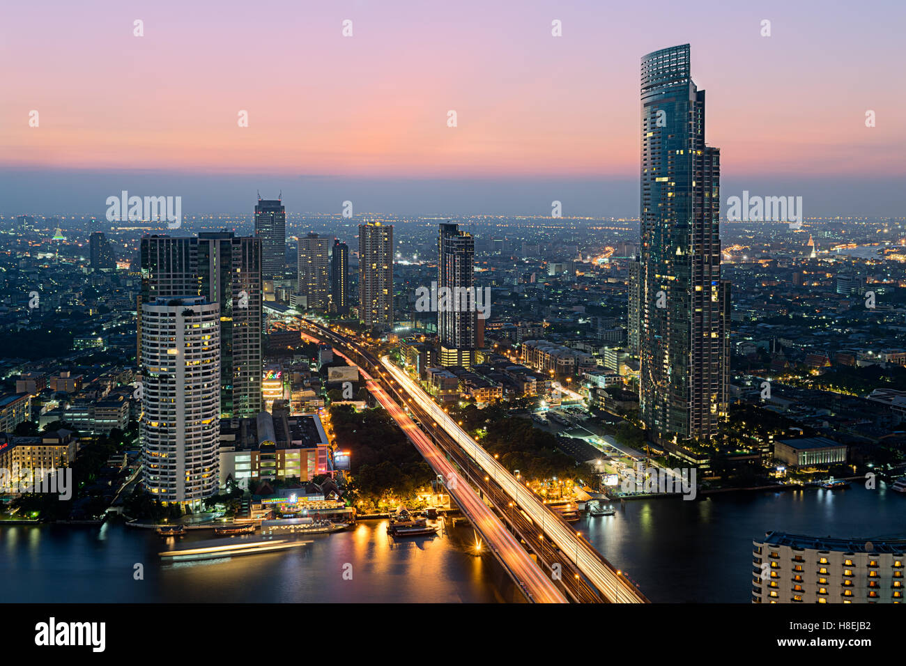 Lichtspuren und Wolkenkratzer bei Dämmerung, Bangkok, Thailand, Südostasien, Asien Stockfoto