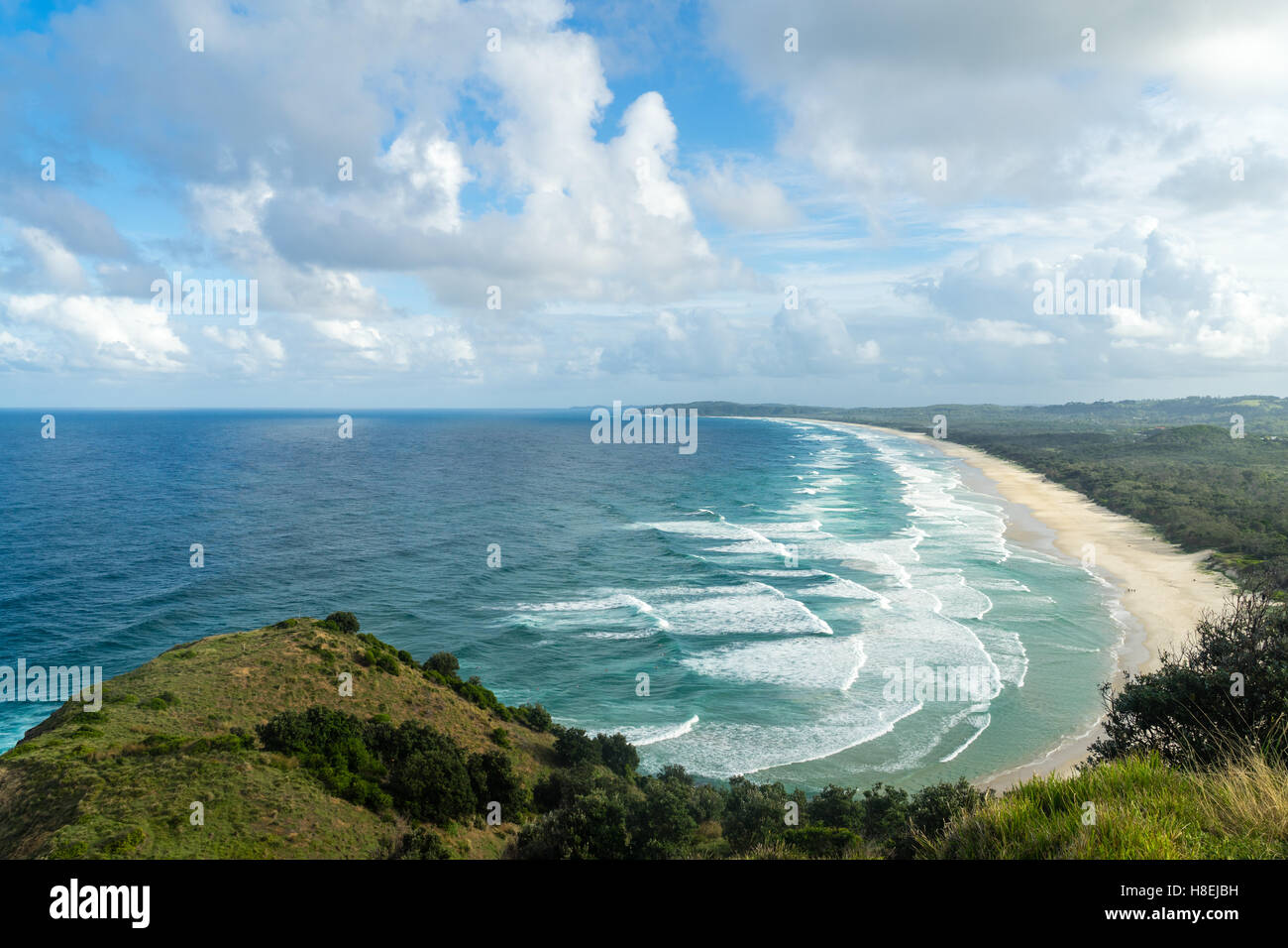Wellen so weit das Auge sehen entlang der Küste von Byron Bay, New South Wales, Australien, Pazifik Stockfoto