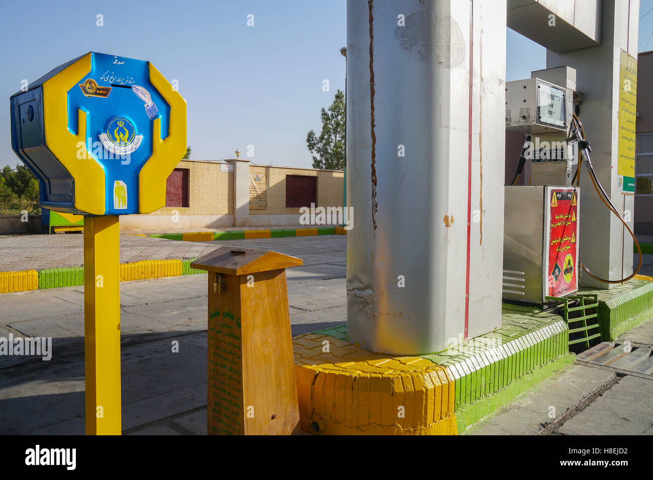 Treffen zwei dominierende Themen wie Religion und Öl an der Tankstelle, Varzaneh, Iran, Naher Osten Stockfoto