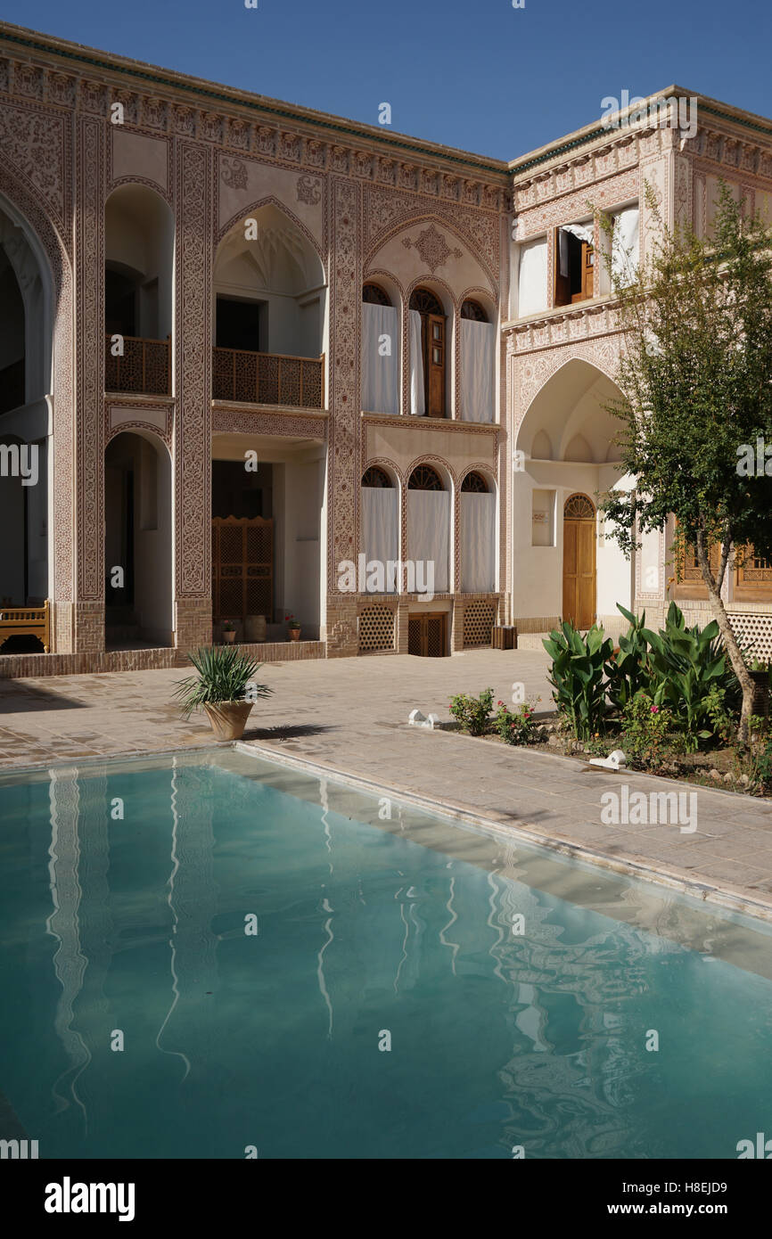 Innenhof des späten 18. Jahrhunderts Qajar Mansion jetzt Serai Ameriha Hotel, Kashan, Iran, Naher Osten Stockfoto