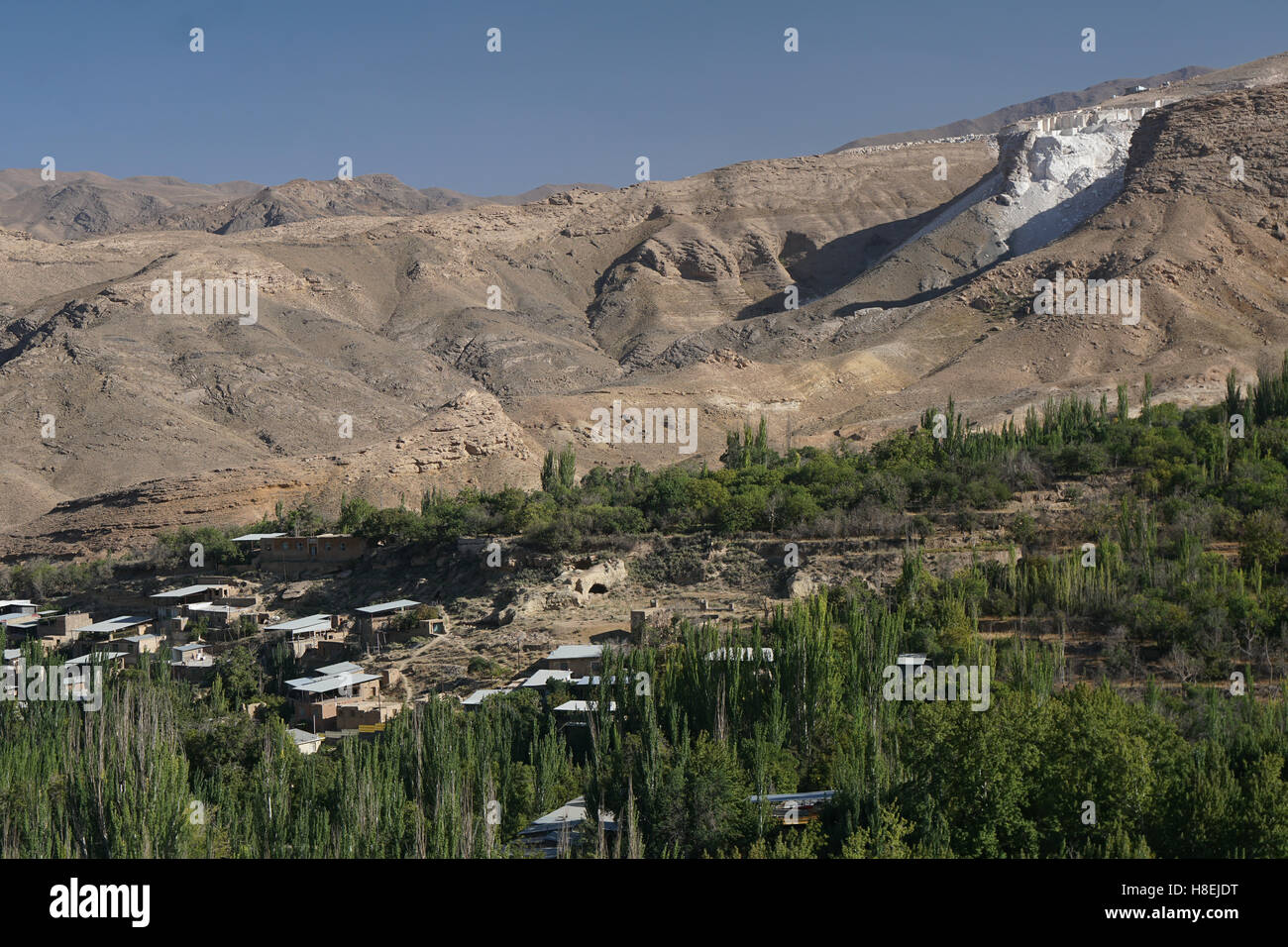 Siedlung unter Calciumcarbonat Mine am Barz, in der Nähe von Abyāneh, Iran, Naher Osten Stockfoto