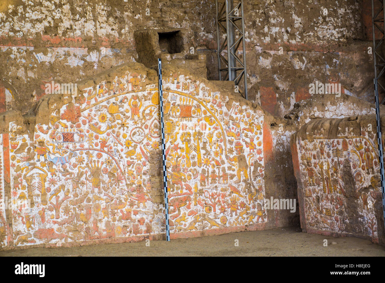 Huaca del Sol y De La Luna, präkolumbianischen (Moche) Struktur, polychrome Friese, Peru, Südamerika Stockfoto