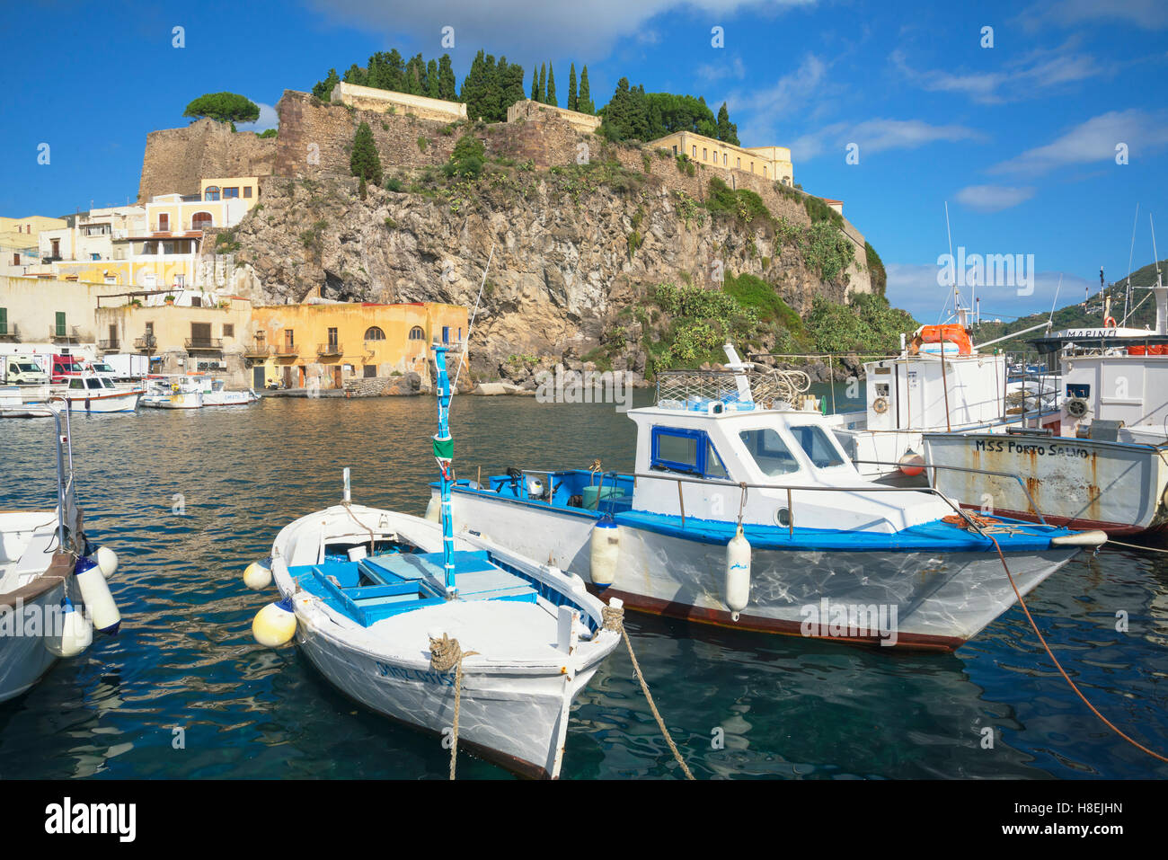 Marina Corta Hafen, Insel Lipari, Äolischen Inseln, zum UNESCO-Weltkulturerbe, Sizilien, Italien, mediterran, Europa Stockfoto
