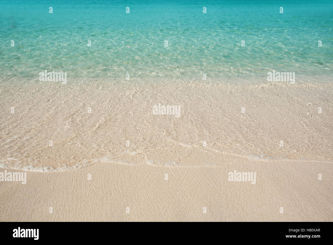 Sandstrand und blauen Wasser des Meeres Stockfoto
