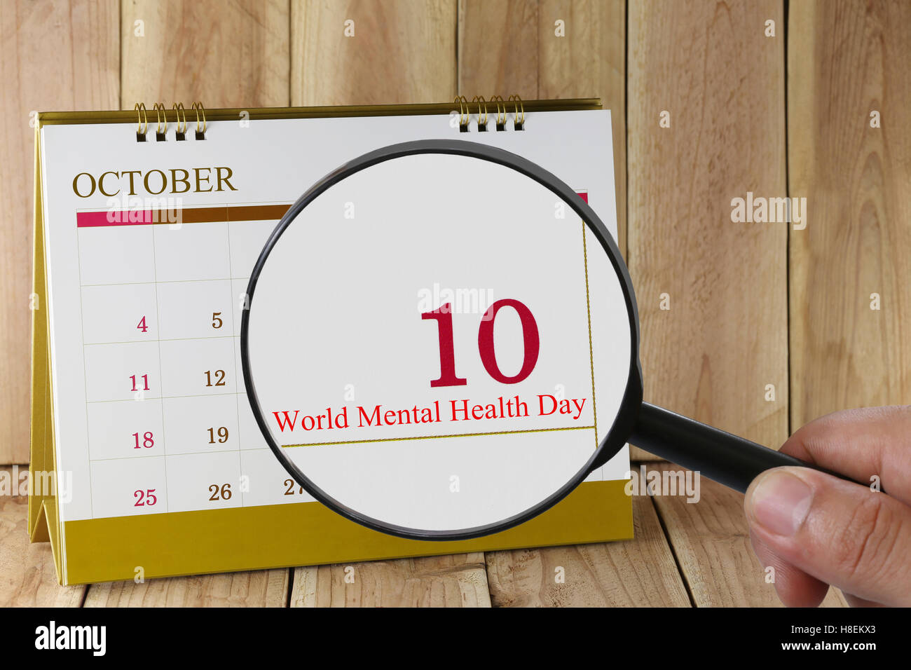 Lupe in der Hand im Kalender sehen Sie World Mental Health Day im Oktober 10, Konzept von einer PR-Kampagne M Stockfoto
