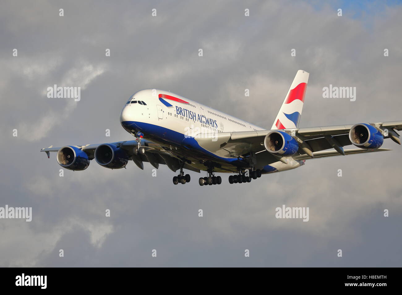 British Airways Airbus A380-800 G-XLEF landet auf dem London Heathrow, Vereinigtes Königreich Stockfoto