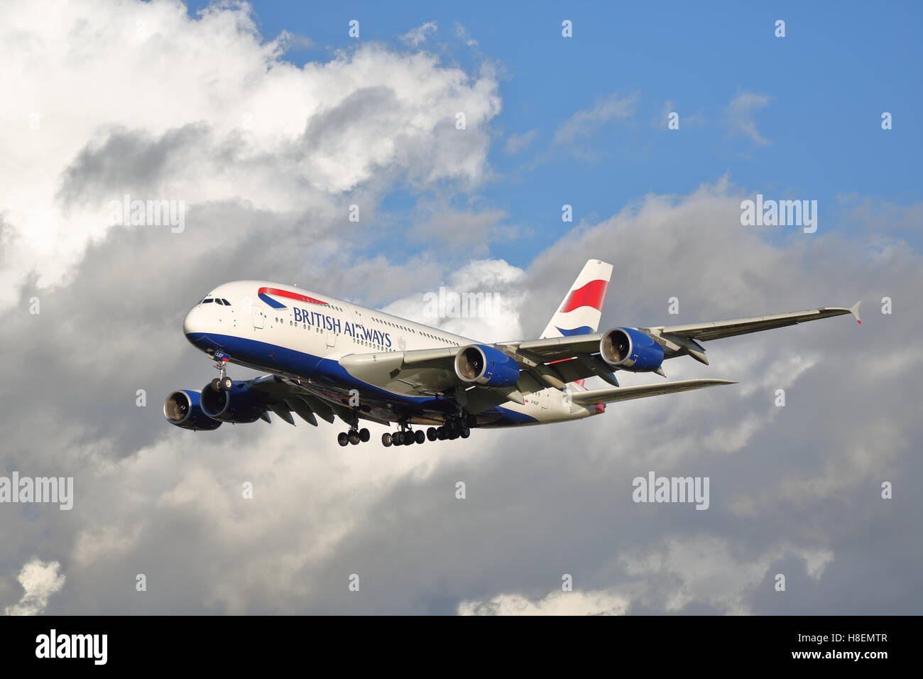 British Airways Airbus A380-800 G-XLEF landet auf dem London Heathrow, Vereinigtes Königreich Stockfoto