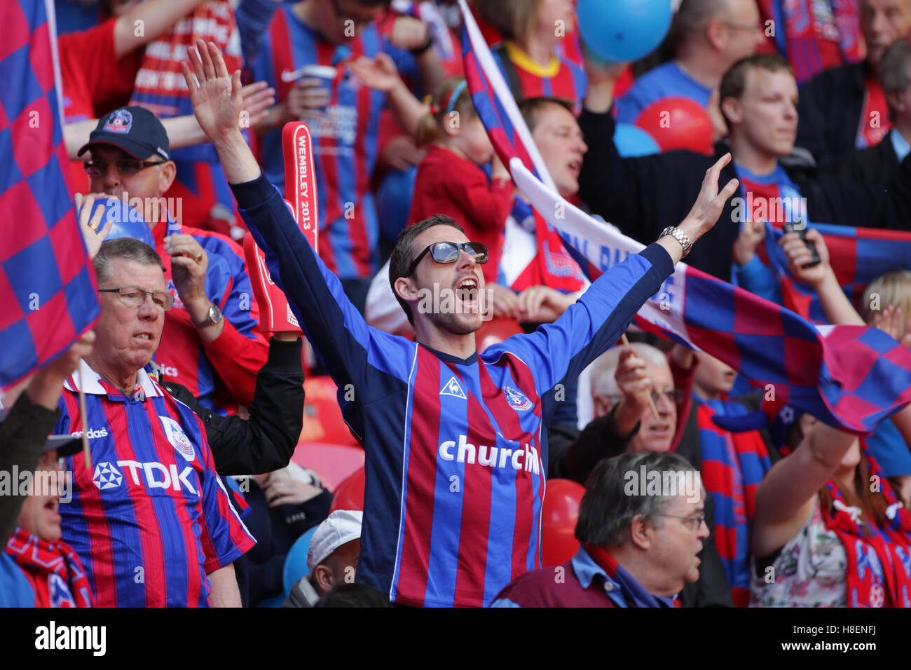 Crystal Palace Fußball-Fans im Wembley-Stadion zu sehen. NUR ZUR REDAKTIONELLEN VERWENDUNG. Keine Verwendung mit nicht autorisierten Audio, Video, Daten, Spielpläne, Verbandsliga/Logos oder "live"-Dienste. Im Spiel Onlinenutzung beschränkt auf 45 Bilder, keine video Emulation. Keine Verwendung in Wetten, Spiele oder Vereinsspieler/Liga/Einzelpublikationen. Für weitere Details Sie bitte Football DataCo Limited + 44 (0 kontaktieren) 207 864 9163 Stockfoto