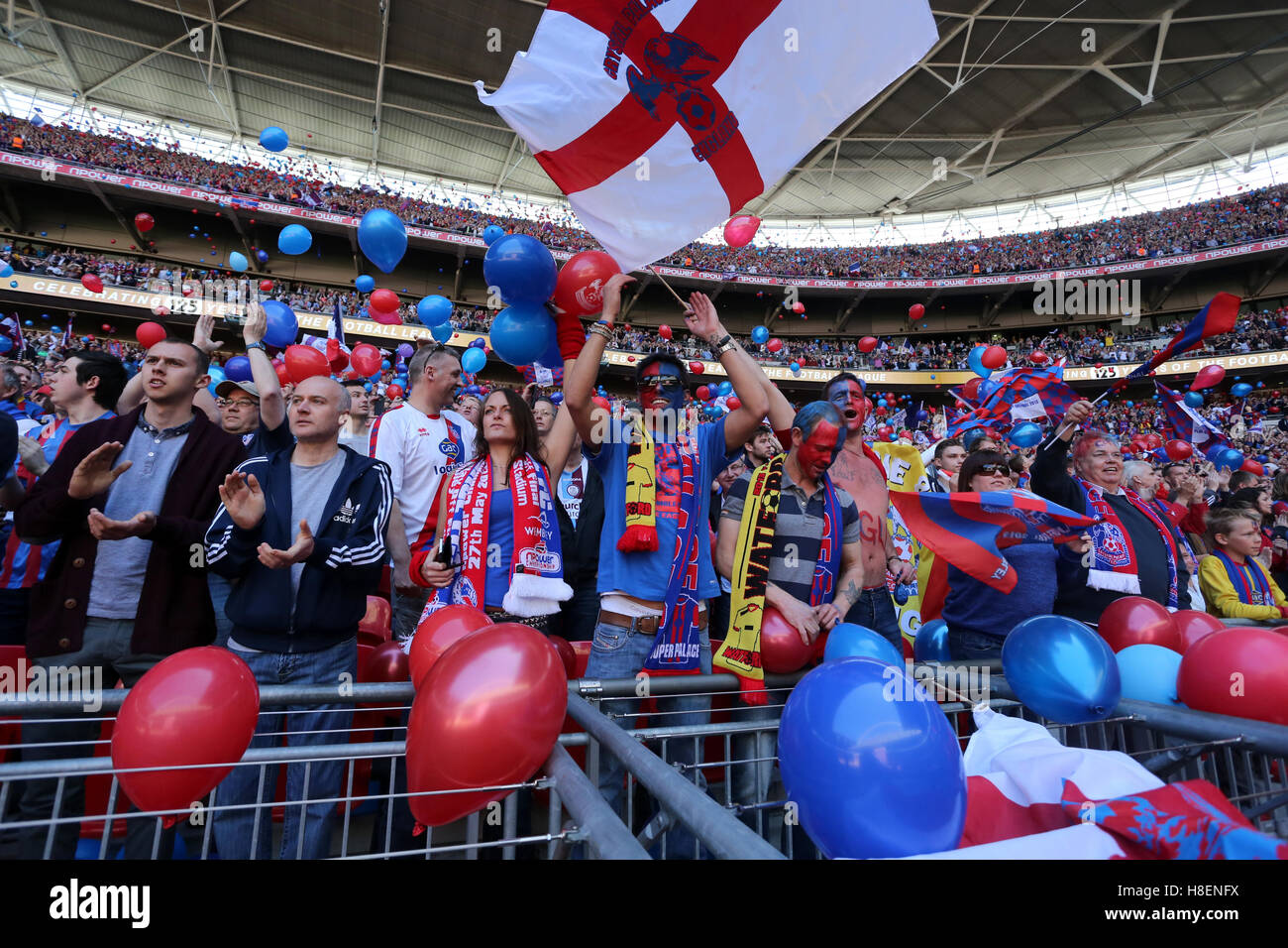 Crystal Palace Fußball-Fans im Wembley-Stadion zu sehen. NUR ZUR REDAKTIONELLEN VERWENDUNG. Keine Verwendung mit nicht autorisierten Audio, Video, Daten, Spielpläne, Verbandsliga/Logos oder "live"-Dienste. Im Spiel Onlinenutzung beschränkt auf 45 Bilder, keine video Emulation. Keine Verwendung in Wetten, Spiele oder Vereinsspieler/Liga/Einzelpublikationen. Für weitere Details Sie bitte Football DataCo Limited + 44 (0 kontaktieren) 207 864 9163 Stockfoto