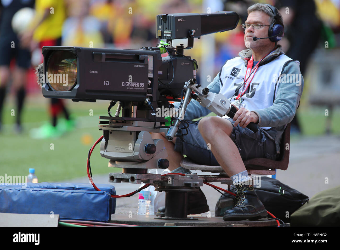 TV-Kameramann bei einem Fußballspiel. Stockfoto