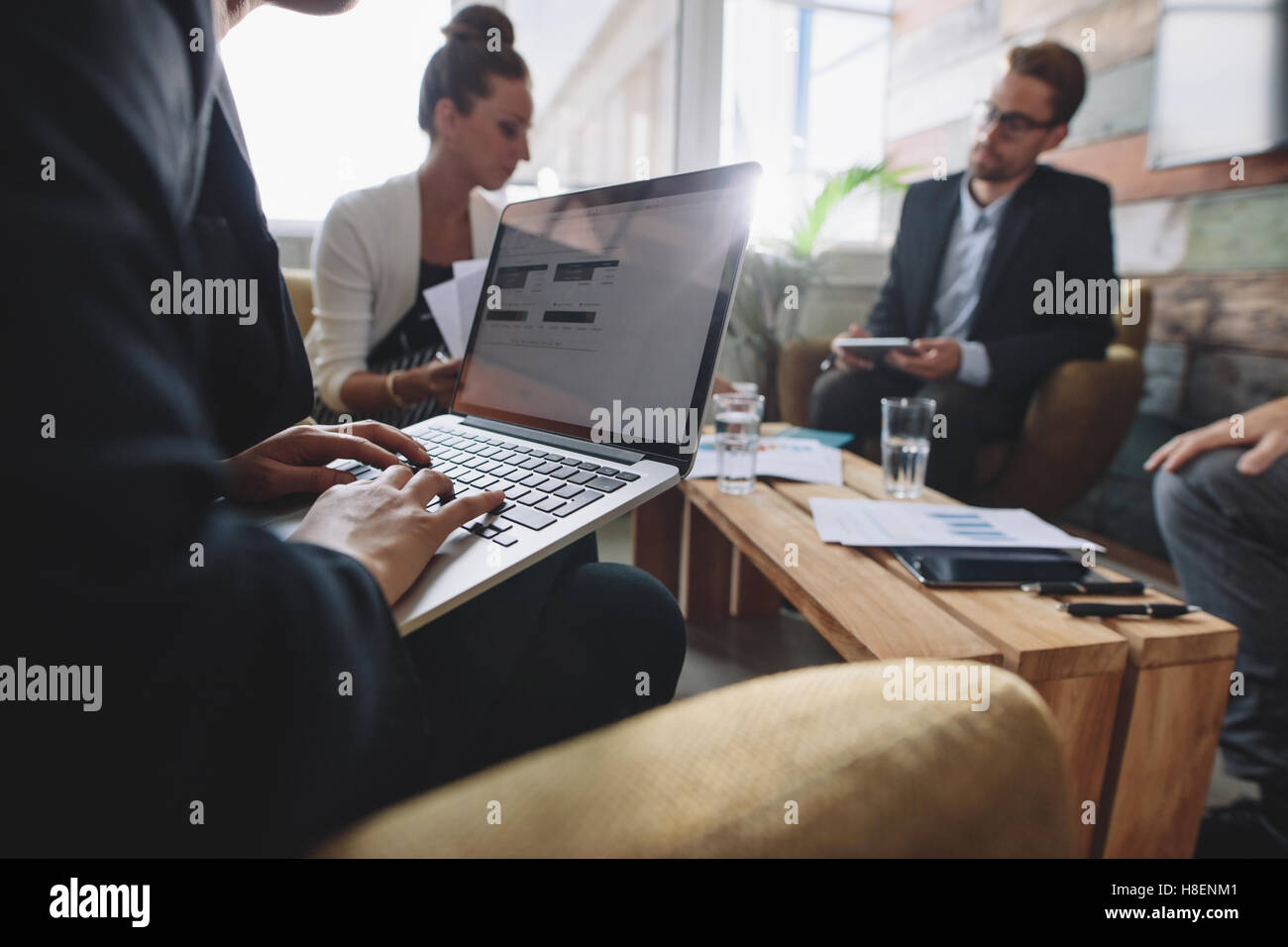 Geschäftsfrau während Geschäftstreffen am Laptop arbeiten. Geschäftsleute mit einem Treffen im Büro. Stockfoto
