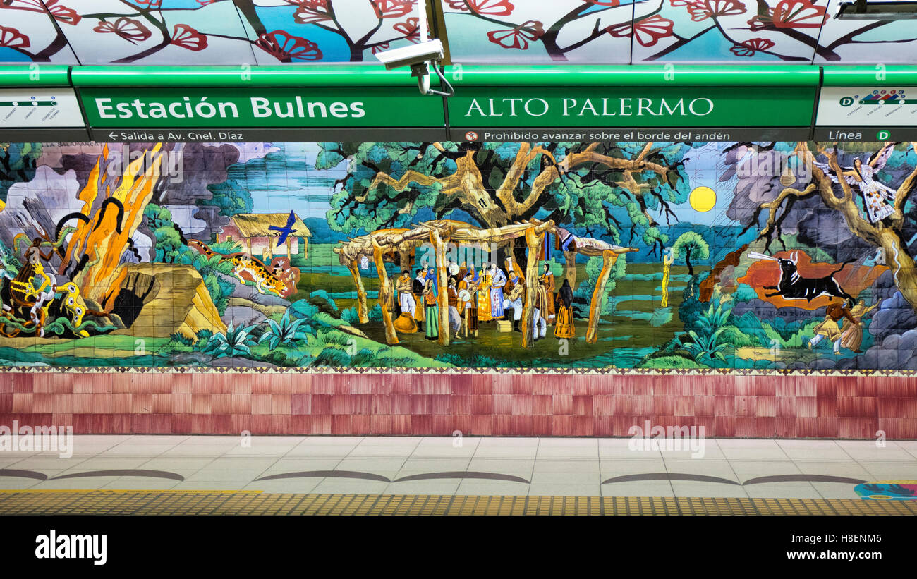 Keramik Dekorationen an den Wänden der "bulnes" (Alto Palermo) U-Bahn Station. (Linie D). Palermo, Buenos Aires, Argentinien. Stockfoto