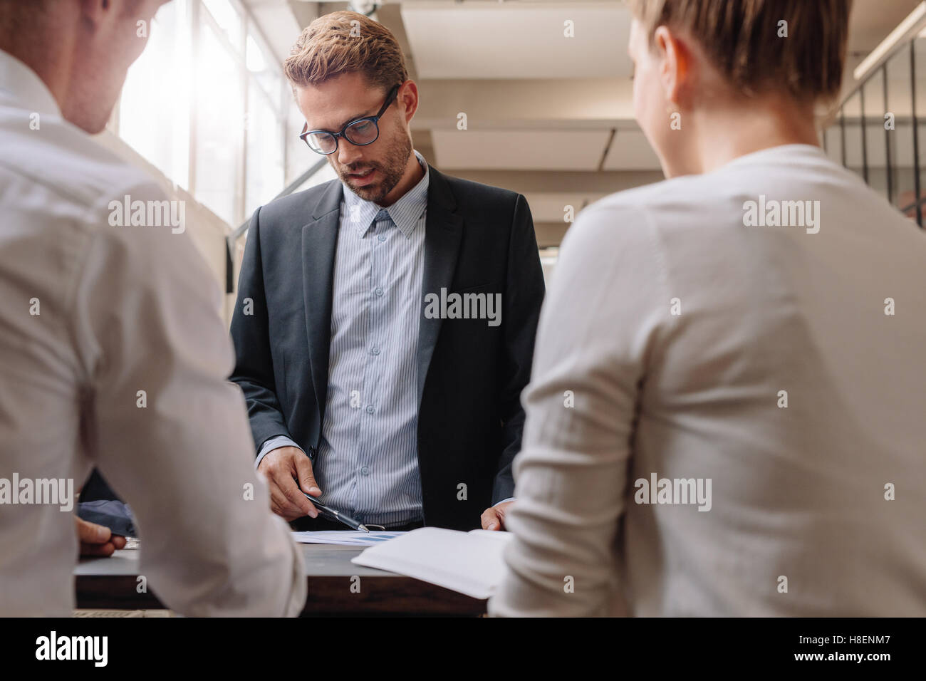 Junge Unternehmer diskutieren neue Business-Plan mit Kollegen während der Sitzung. Geschäftsmann, Vortrag für Kollegen. Stockfoto