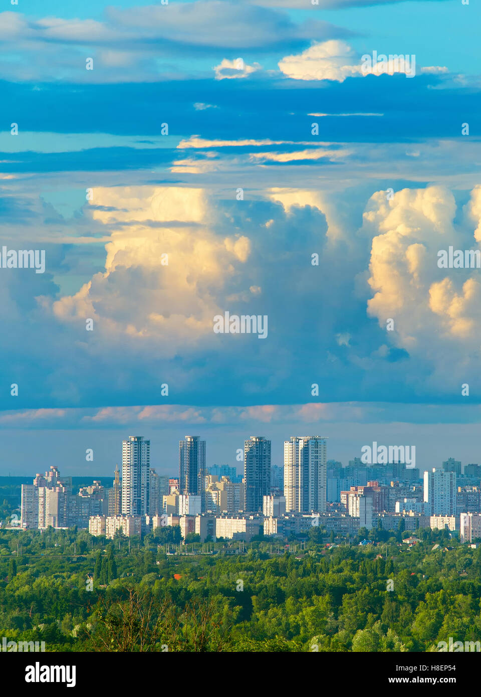 Schöne Aussicht auf den Stadtteil unter majestätischen Wolken. Kiew, Ukraine Stockfoto