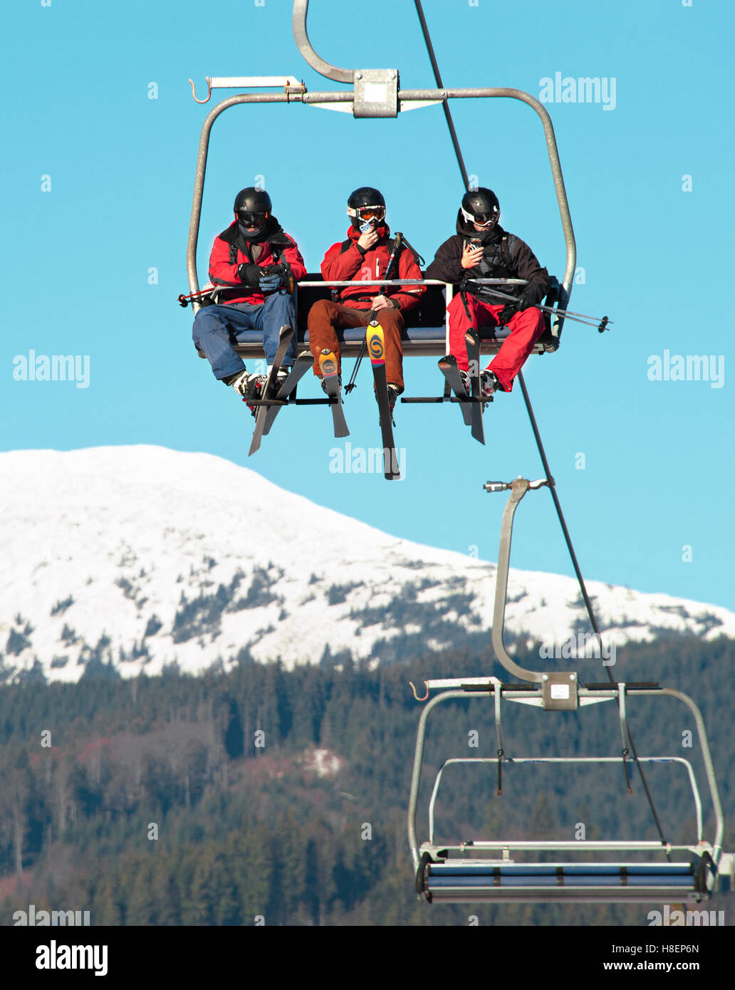 Ein Skilift in Bukovel Skifahrer. Bukovel ist das bekannteste Skigebiet in der Ukraine. Stockfoto
