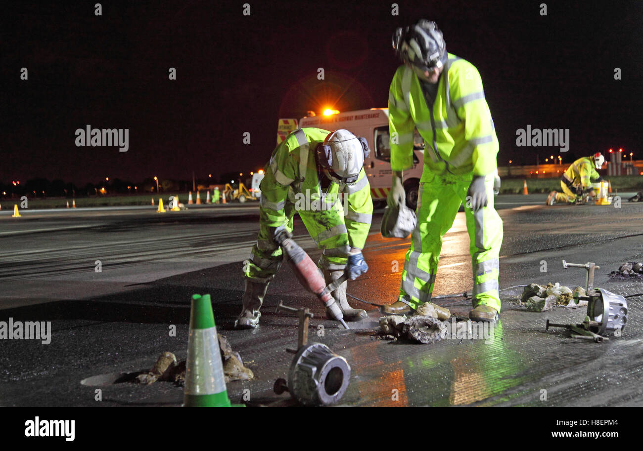 Ingenieure ersetzen Landescheinwerfer während der Nacht Sanierung der Süden Start-und Landebahn am Flughafen London Heathrow Stockfoto