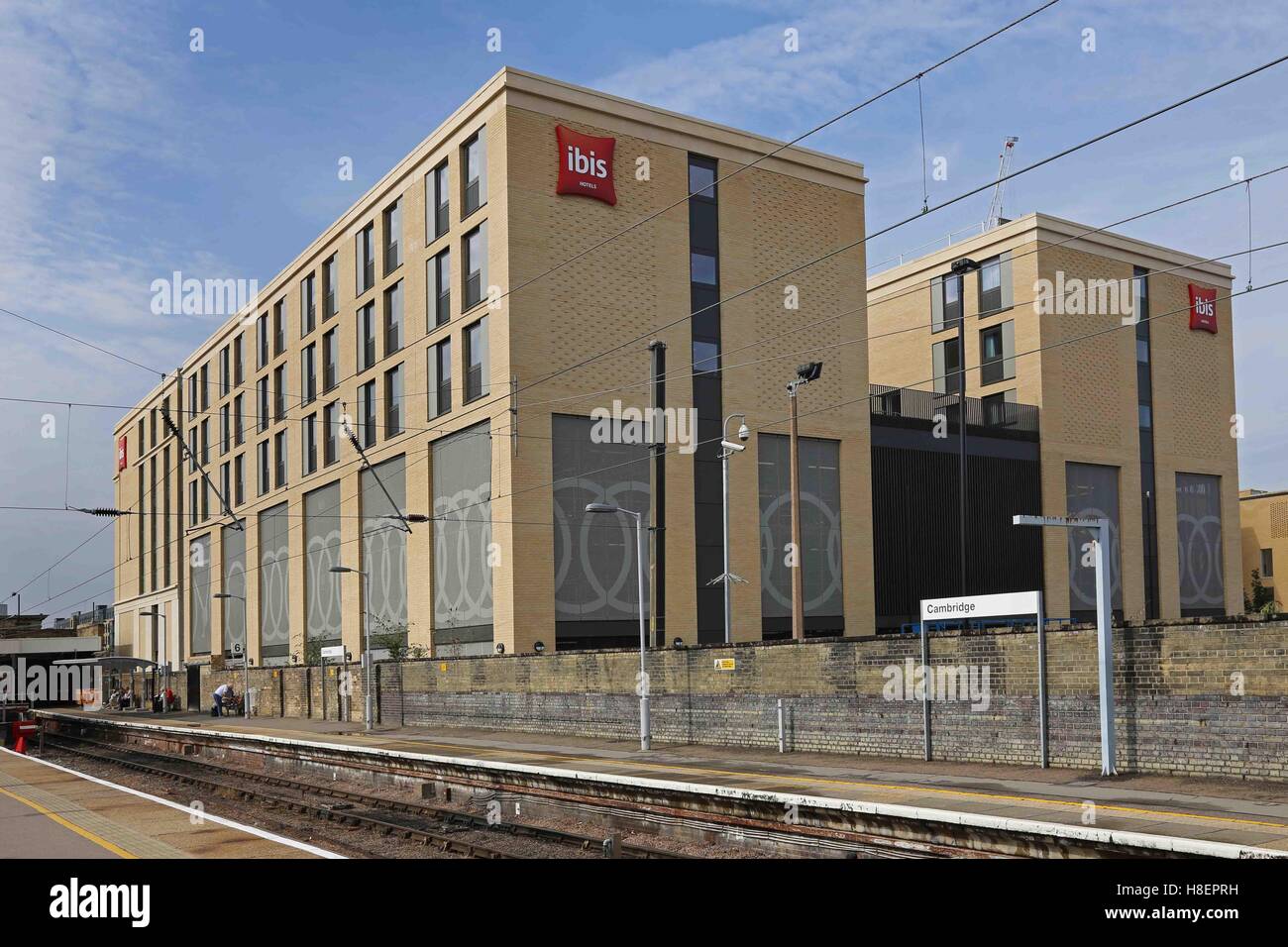 Außenansicht des neuen Ibis-Hotels in Cambridge, UK. Von den Bahnsteigen am Bahnhof von Cambridge betrachtet. Zeigt Zyklus Park unten Stockfoto