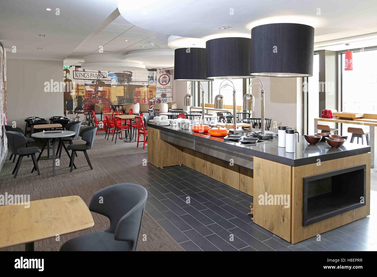 Frühstücks-Bar und Sitzecke im neuen Ibis Hotel in Cambridge, UK. Shows mit Gerichten und Geschirr vor dem Gebrauch. Stockfoto