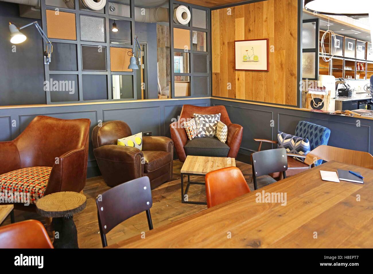Bar und Frühstücksraum in einem neuen Ibis Hotel in Cambridge, UK. Zeigt Vintage-Stil Sessel, Tisch und Lampen Stockfoto