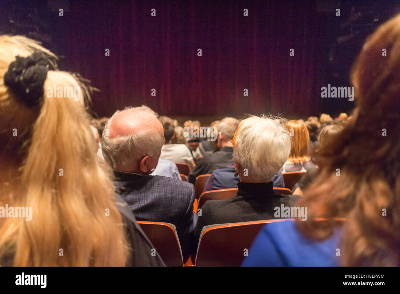 Publikum im Theater wartet Drama spielen zu beginnen. Stockfoto