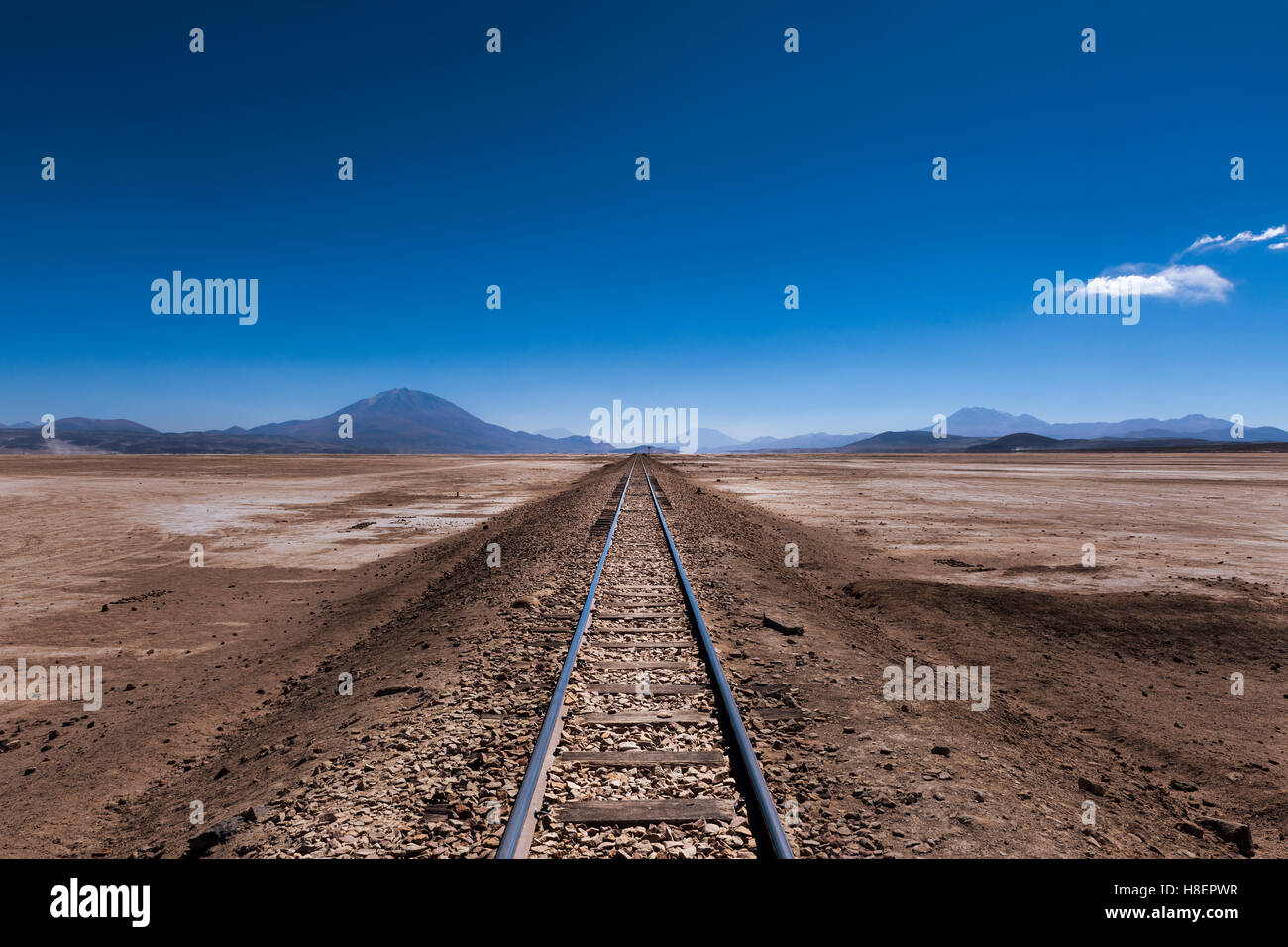 Schienen Sie in der Wüste im Großraum Potosí in Bolivien, Südamerika; Konzept für eine Reise nach Bolivien und den Anden Stockfoto