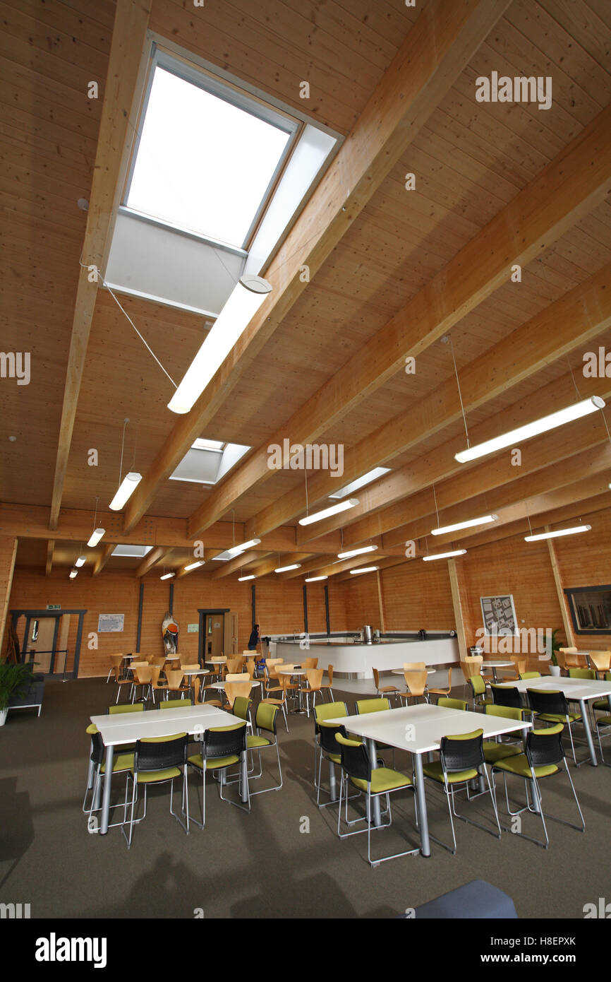 Große, offene Lehr- und Aktivität Raum konstruiert ein neues Schulgebäude UK aus Holz Stockfoto
