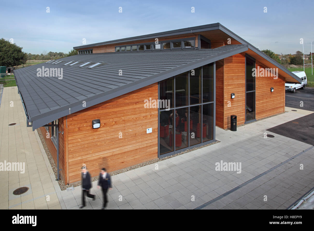 Außen eine neue All-Holz-Klassenzimmer-Blocks an Ockendon Studio School. Eine moderne Schule, UK Academy. Zeigen Sie zwei Schüler (unscharf) Stockfoto