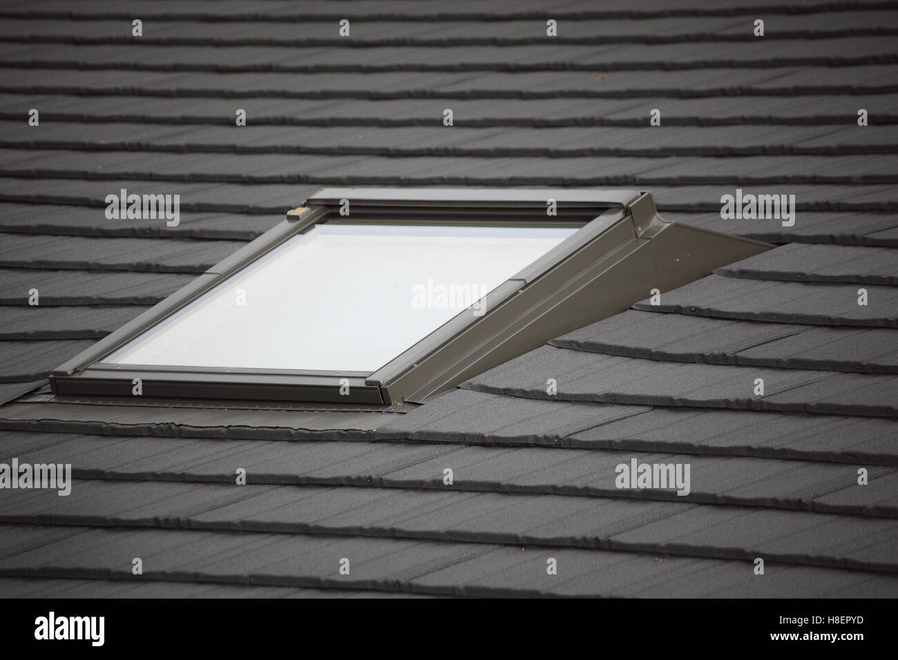 Nahaufnahme eines Dach-Fensters auf einem neuen Holz-Klassenzimmer-Block. Kachel-Effekt Blatt Dachhaut zeigt Stockfoto