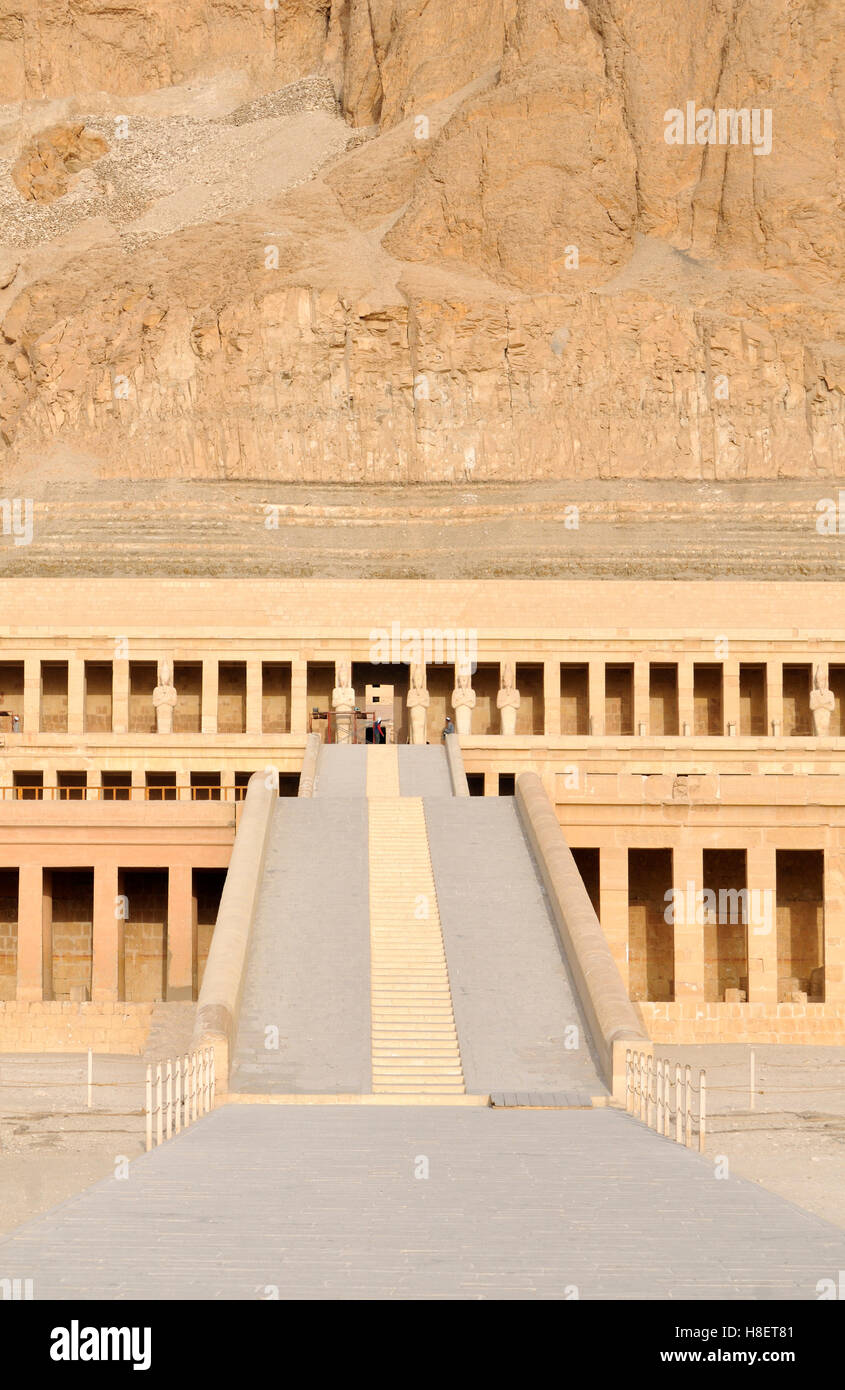 Leichenhalle Tempel der Königin Hatshepsut, entworfen von Senemutat in Deir el Bahri, in der Nähe von Luxor, Ägypten, Nordafrika Stockfoto