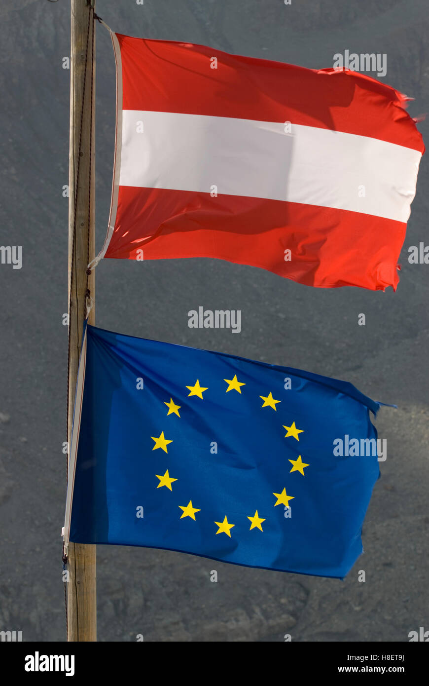 EU und österreichische Flagge Nationalpark Kalkalpen Kalkalpen-Nationalpark, Oberösterreich, Österreich, Europa Stockfoto