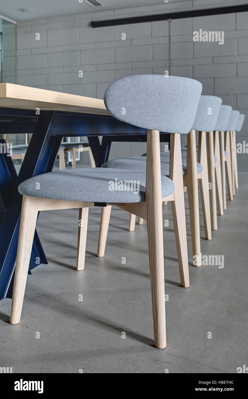 Tisch und graue Stühle Stockfoto