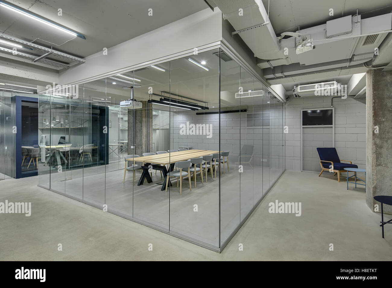 Glühende Büro im Loft-Stil Stockfoto