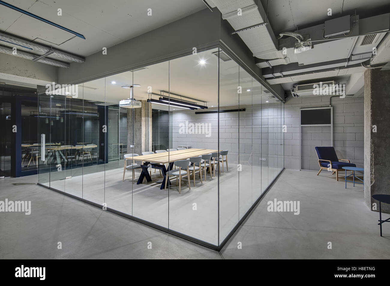 Glühende Büro im Loft-Stil Stockfoto